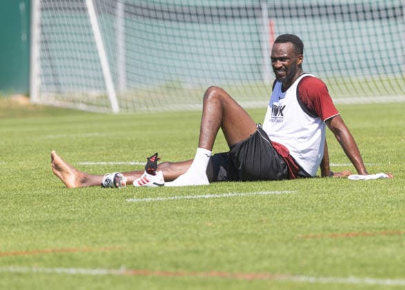 Chrislain Matsima (FC Augsburg 5) sitzt verletzt auf dem Rasen; FC Augsburg, Training, *** Chrislain Matsima (FC Augsburg No. 5) sits on the field injured; FC Augsburg, practice,