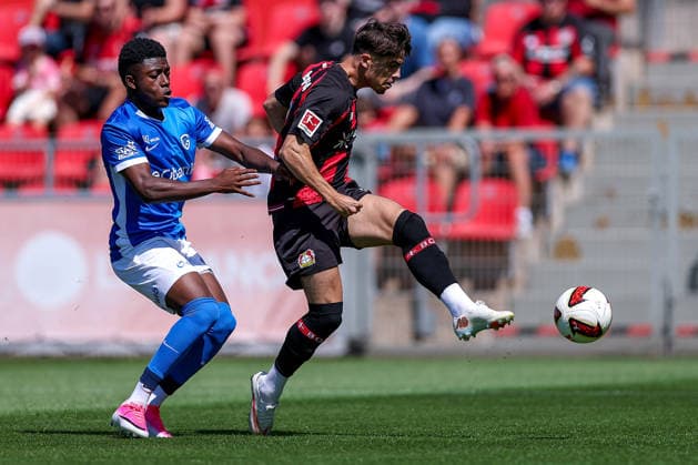 29.07.2026, Fußball, Bayer 04 Leverkusen - KRC Genk, Testspiel, Saison 2026 2027 im Ulrich-Haberland-Stadion: Emmanuel Sarfo (Genk) im Zweikampf gegen Afonso Moreira (Bayer04 Leverkusen 09) DFB regulations prohibit any use of photographs as image sequences and or quasi-video. Nordrhein-Westfalen Deutschland *** July 29, 2026, Soccer, Bayer 04 Leverkusen vs. KRC Genk, Friendly Match, 2026–2027 season at Ulrich Haberland Stadium; Emmanuel Sarfo (Genk) in a tackle against Afonso Moreira (Bayer 04 Leverkusen); 09. DFB regulations prohibit any use of photographs as image sequences and or quasi-video; North Rhine-Westphalia, Germany