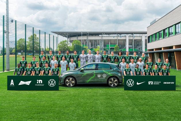 Wolfsburg, 14.07.2026, Fußball, Herren, Saison 2026 2027, 2. BL, Fototermin, Mannschaftsfoto VfL Wolfsburg 2026 27: 1. Reihe von oben von links: Konstantinos Koulierakis, Pharell Hensel, Moritz Jenz, Cleiton, Fraser Hornby, Jakub Zielinski, Kamil Grabara, Pavao Pervan, Robert Glatzel, Dzenan Pejcinovic, Mathys Angely, Hauke Wahl, Bence Dardai, Fabian Reese2. Reihe von oben von links: Eryk Grzywacz, Joakim Maehle, Vini Souza, Martin Raschick Leiter Spielanalyse, Pascal Formann Torwarttrainer, Johannes Engert Leiter Athletik, Tobias Strobl Cheftrainer, Sergej Schmik Assistenztrainer, Murat Ural Assistenztrainer, Andreas Skov Olsen, Alessio Besio, Maximilian Arnold3. Reihe von oben von links: Sael Kumbedi, Aaron Zehnter, Jan Bürger, Elvis Rexhbecaj, Aster Vranckx, Yannick Gerhardt, Trevor Benedict, Kilian Fischer, Lovro Majer, Rogerio Es fehlt: Jerome Polenz Assistenztrainer VfL Wolfsburg VfL Wolfsburg *** Wolfsburg, July 14, 2026, Soccer, Men s, 2026–2027 Season, 2. Bundesliga, Photo Session, VfL Wolfsburg Team Photo 2026–27, 1st Row, Top to Bottom, From Left: Konstantinos Koulierakis, Pharell Hensel, Moritz Jenz, Cleiton, Fraser Hornby, Jakub Zielinski, Kamil Grabara, Pavao Pervan, Robert Glatzel, Dzenan Pejcinovic, Mathys Angely, Hauke Wahl, Bence Dardai, Fabian Reese; 2nd row, from top left: Eryk Grzywacz, Joakim Maehle, Vini Souza, Martin Raschick (Head of Match Analysis), Pascal Formann (Goalkeeper Coach), Johannes Engert (Head of Athletics), Tobias Strobl (Head Coach), Sergej Schmik (Assistant Coach), Murat Ural (Assistant Coach), Andreas Skov Olsen, Alessio Besio, Maximilian Arnold3 Top row, from left: Sael Kumbedi, Aaron Zehnter, Jan Bürger, Elvis Rexhbecaj, Aster Vranckx, Yannick Gerhardt, Trevor Benedict, Kilian Fischer, Lovro Majer, Rogerio. Missing: Jerome Polenz, Assistant Coach, VfL Wolfsburg. VfL Wolfsburg imago images 1080336984