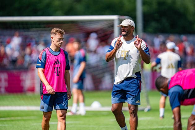 Trainingslager, FC Bayern München am 29.07.2026 in Rottach-Egern Vincent Kompany gibt Anweisungen an Joshua Kimmich *** Training camp, FC Bayern Munich on July 29, 2026, in Rottach-Egern: Vincent Kompany gives instructions to Joshua Kimmich Copyright: xBahhoxKarax