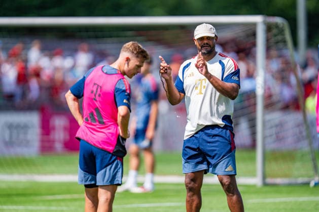 Trainingslager, FC Bayern München am 29.07.2026 in Rottach-Egern Vincent Kompany gibt Anweisungen an Joshua Kimmich *** Training camp, FC Bayern Munich on July 29, 2026, in Rottach-Egern: Vincent Kompany gives instructions to Joshua Kimmich Copyright: xBahhoxKarax