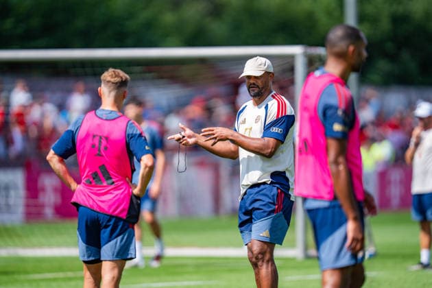 Trainingslager, FC Bayern München am 29.07.2026 in Rottach-Egern Vincent Kompany gibt Anweisungen an Joshua Kimmich *** Training camp, FC Bayern Munich on July 29, 2026, in Rottach-Egern: Vincent Kompany gives instructions to Joshua Kimmich Copyright: xBahhoxKarax