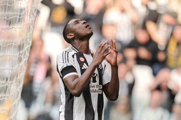 Juventus Randal Kolo Muani reacts after missing a scoring chance during the Serie A soccer match between Juventus and Monza at the Allianz Stadium in Turin, north west Italy - Sunday, April 27, 2025. - Soccer .  Copyright: xMarcoxAlpozzi LaPressex