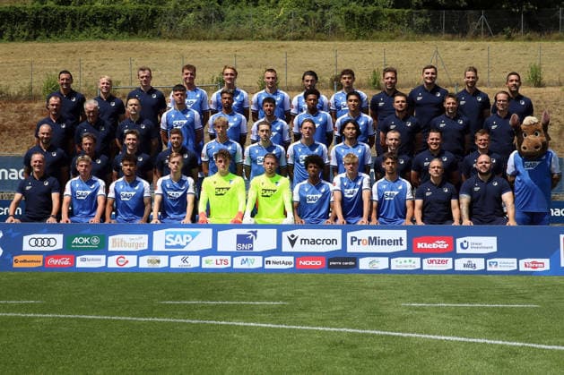 23.07.2026, xrekx, Fussball 1.Bundesliga, TSG 1899 Hoffenheim - Fototermin Saison 2026 27 v.l. 4. Reihe (von links nach rechts): Torwarttrainer Marjan Petkovic Spielanalyse Niklas Hagenhoff Athletiktrainer Philipp Lussi Fisnik Asllani Luis Engels Tim Lemperle Leon Avdullahu Sean Dulic Spielanalyse Matthias Gueldner Spielanalyse Tim Knobel Athletiktrainer Martin Seiler Mannschaftskoch Claudio Lanzillotta 3. Reihe (von links nach rechts): Betreuer Christian Seyfert Betreuer Heinz Seyfert Betreuer Timo Seyfert Albian Hajdari Bambase Conte Umut Tohumcu Natnael Abraha Deniz Zeitler Teammanagement Daniel Uthmann Teammanagement Christoph Kraatz Physiotherapeut Peter Geigle Teamarzt Dr. Yannic Bangert 2. Reihe (von links nach rechts): Trainer Christian Ilzer Co-Trainer Uwe Hoelzl Co-Trainer Dominik Deutschl Co-Trainer Moritz Volz Max Moerstedt Arthur Chaves Wouter Burger Koki Machida Physiotherapeut Soeren Johannsen Physiotherapeut Yasar Besohe Praeventivtrainer Christian Neitzert Hoffi 1. Reihe (von links nach rechts): Sportpsychologe Matthias Hagner Alessandro Voigt Valentin Gendrey Mats Rots Lukas Petersson Luca Philipp Bernardo Nathan De Cat Cajetan Lenz Athletiktrainer Markus Zidek Physiotherapeut Martin Beer (DFL DFB REGULATIONS PROHIBIT ANY USE OF PHOTOGRAPHS as IMAGE SEQUENCES and or QUASI-VIDEO) Sinsheim *** July 23, 2026, xrekx, Soccer, Bundesliga 1, TSG 1899 Hoffenheim Photo Session, 2026–27 Season, 4th row from left to right: Goalkeeper Coach Marjan Petkovic, Game Analyst Niklas Hagenhoff, Athletic Trainer Philipp Lussi, Fisnik Asllani, Luis Engels, Tim Lemperle, Leon Avdullahu, Sean Dulic, GameAnalysis Matthias Gueldner Game Analysis Tim Knobel Strength and Conditioning Coach Martin Seiler Team Chef Claudio Lanzillotta 3rd row, from left to right: Support Staff Member Christian Seyfert, Support Staff Member Heinz Seyfert, Support Staff Member Timo Seyfert, Albian Hajdari, Bambase Conte, Umut Tohumcu, Natnael Abraha, Deniz Zeitler Team Management Daniel Uthmann Team Management Christoph Kraatz Physical Therapist Peter Geigle Team Doctor Dr. Yannic Bangert 2nd row, from left to right: Head Coach Christian Ilzer Assistant Coach Uwe Hoelzl Assistant Coach Dominik Deutschl Assistant Coach Moritz Volz Max Moerstedt Arthur Chaves Wouter Burger Koki Machida Physical Therapist Soeren Johannsen Physical Therapist Yasar Besohe Preventive Trainer Christian Neitzert Hoffi, 1st row, from left to right: Sports Psychologist Matthias Hagner, Alessandro Voigt, Valentin Gendrey, Mats Rots, Lukas Petersson, Luca Philipp, Bernardo, Nathan De Cat, Cajetan Lenz, Strength and Conditioning Coach Markus Zidek, Physical Therapist Martin Beer DFL DFB REGULATIONS PROHIBIT ANY USE OF PHOTOGRAPHS as IMAGE SEQUENCES and or QUASI-VIDEO Sinsheim