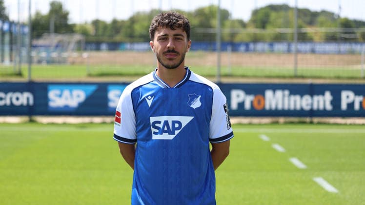 23.07.2026, xrekx, Fussball 1.Bundesliga, TSG 1899 Hoffenheim - Fototermin Saison 2026 27 v.l. Umut Tohumcu (TSG Hoffenheim) (DFL DFB REGULATIONS PROHIBIT ANY USE OF PHOTOGRAPHS as IMAGE SEQUENCES and or QUASI-VIDEO) Sinsheim *** July 23, 2026, xrekx, Soccer, Bundesliga 1, TSG 1899 Hoffenheim Photo Session, 2026–27 Season, from left: Umut Tohumcu, TSG Hoffenheim. DFL and DFB regulations prohibit any use of photographs as image sequences and or quasi-video. Sinsheim