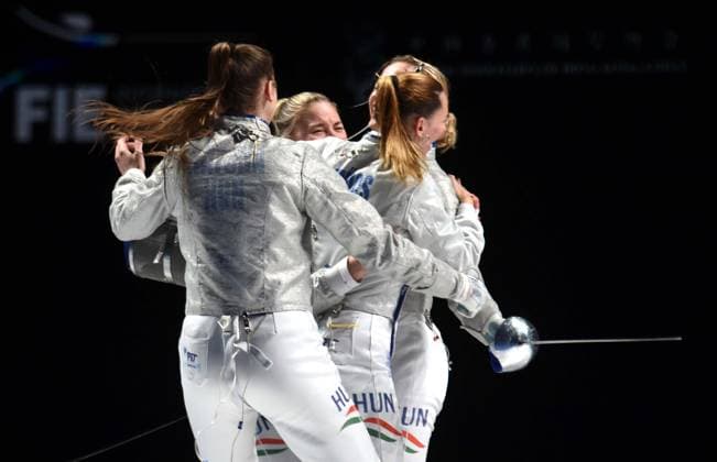 (260729) -- HONG KONG, July 29, 2026 -- Fencers of Hungary celebrate after winning the women s team sabre final between China and Hungary at the 2026 Fencing World Championships in Hong Kong, south China, July 29, 2026. ) (SP)CHINA-HONG KONG-FENCING-WORLD CHAMPIONSHIPS-WOMEN S SABRE TEAM (CN) LoxPingxFai 