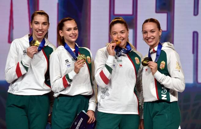(260729) -- HONG KONG, July 29, 2026 -- Fencers of Hungary pose with their gold medals during the awarding ceremony after the women s team sabre final between China and Hungary at the 2026 Fencing World Championships in Hong Kong, south China, July 29, 2026. ) (SP)CHINA-HONG KONG-FENCING-WORLD CHAMPIONSHIPS-WOMEN S SABRE TEAM (CN) LoxPingxFai 