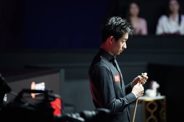 SHANGHAI, CHINA - JULY 29: Wu Yize of China chalks the cue in the second round match against Si Jiahui of China on Day 3 of the 2026 Snooker Shanghai Masters on July 29, 2026 in Shanghai, China.  Copyright: xTaixChengzhex 111657087472