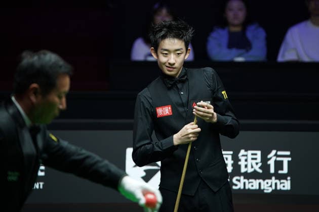 SHANGHAI, CHINA - JULY 29: Wu Yize of China chalks the cue in the second round match against Si Jiahui of China on Day 3 of the 2026 Snooker Shanghai Masters on July 29, 2026 in Shanghai, China.  Copyright: xTaixChengzhex 111657087473