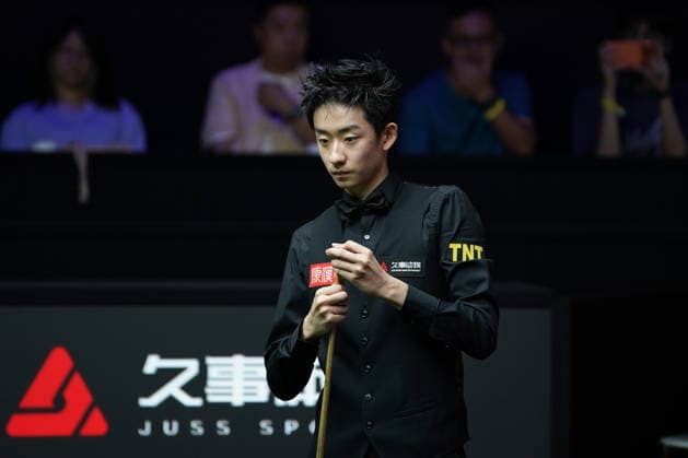 SHANGHAI, CHINA - JULY 29: Wu Yize of China chalks the cue in the second round match against Si Jiahui of China on Day 3 of the 2026 Snooker Shanghai Masters on July 29, 2026 in Shanghai, China.  Copyright: xTaixChengzhex 111657087475