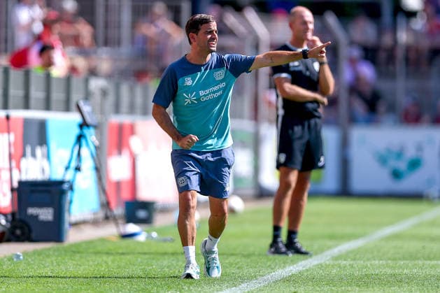 29.07.2026, Fußball, Bayer 04 Leverkusen - KRC Genk, Testspiel, Saison 2026 2027 im Ulrich-Haberland-Stadion: Cheftrainer Carles Martinez(Bayer04 Leverkusen hc) gestikulierend am Spielfeldrand DFB regulations prohibit any use of photographs as image sequences and or quasi-video. Nordrhein-Westfalen Deutschland *** July 29, 2026, Soccer, Bayer 04 Leverkusen vs. KRC Genk, Friendly Match, 2026–2027 season at Ulrich Haberland Stadium; Head Coach Carles Martinez of Bayer 04 Leverkusen gesturing on the sideline; DFB regulations prohibit any use of photographs as image sequences and or quasi-video; North Rhine-Westphalia, Germany