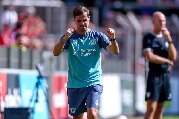 29.07.2026, Fußball, Bayer 04 Leverkusen - KRC Genk, Testspiel, Saison 2026 2027 im Ulrich-Haberland-Stadion: Cheftrainer Carles Martinez(Bayer04 Leverkusen hc) gestikulierend am Spielfeldrand Jubelnd zufrieden Jubel nach dem Tor zum 4:0 DFB regulations prohibit any use of photographs as image sequences and or quasi-video. Nordrhein-Westfalen Deutschland *** July 29, 2026, Soccer, Bayer 04 Leverkusen vs. KRC Genk, Friendly Match, 2026–2027 season at Ulrich Haberland Stadium; Head Coach Carles Martinez of Bayer 04 Leverkusen gesturing on the sideline, celebrating happily, celebrating after the goal that made it 4–0; DFB regulations prohibit any use of photographs as image sequences and or quasi-video; North Rhine-Westphalia, Germany
