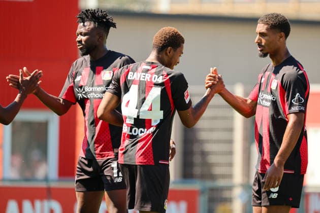 Leverkusen, Deutschland: 28.07.2026 - Testspiel - Bayer 04 Leverkusen vs. KRC Genk Im Bild: v.li. der Zweite Torschütze Jeanuel Belocian (Leverkusen) macht das Tor zum 1:0 für Leverkusen und jubelt mit Edmond Tapsoba (Leverkusen) und Loic Bade (Leverkusen) (DFL DFB REGULATIONS PROHIBIT ANY USE OF PHOTOGRAPHS as IMAGE SEQUENCES and or QUASI-VIDEO) *** *** Leverkusen, Germany, July 28, 2026, Friendly Match: Bayer 04 Leverkusen vs. KRC Genk. Pictured from left: Jeanuel Belocian, who scored the second goal for Leverkusen, celebrates with Edmond Tapsoba and Loic Bade.verkusen DFL and DFB regulations prohibit any use of photographs as image sequences and or quasi-video *** Copyright: HMBxMedia MadeleinexFantini