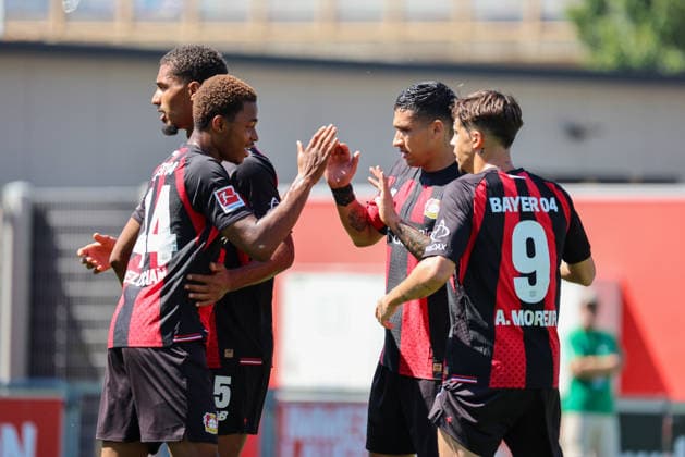 Leverkusen, Deutschland: 28.07.2026 - Testspiel - Bayer 04 Leverkusen vs. KRC Genk Im Bild: v.li. der Zweite Torschütze Jeanuel Belocian (Leverkusen) macht das Tor zum 1:0 für Leverkusen und jubelt mit Loic Bade (Leverkusen), Equi Fernandez (Leverkusen) und Afonso Moreira (Leverkusen) (DFL DFB REGULATIONS PROHIBIT ANY USE OF PHOTOGRAPHS as IMAGE SEQUENCES and or QUASI-VIDEO) *** *** Leverkusen, Germany, July 28, 2026 Friendly Match: Bayer 04 Leverkusen vs. KRC Genk. Pictured from left: Jeanuel Belocian of Leverkusen, the second goal scorer, scores the 1–0 goal for Leverkusen and celebrates with Loic Bade of Leverkusen, Equi Fernandez (Leverkusen), and Afonso Moreira (Leverkusen). DFL and DFB regulations prohibit any use of photographs as image sequences and or quasi-video. *** Copyright: HMBxMedia MadeleinexFantini