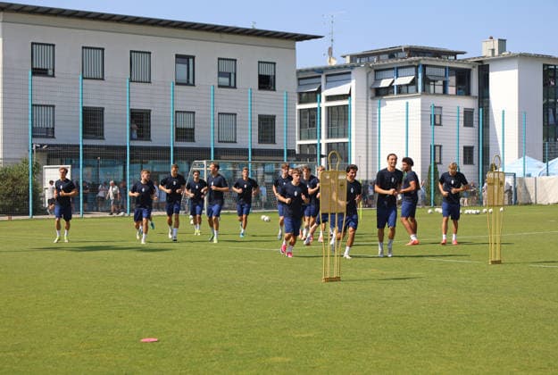 Fussball, Herren, Regionalliga Bayern, Saison 2026 2027, TSV 1860 München, Training Hier die Mannschaft des TSV 1860 München im neuen Trainingsoutfit beim Laufen *** Soccer, Men s, Bavarian Regional League, 2026–2027 Season, TSV 1860 Munich, Training: Here is the TSV 1860 Munich team running in their new training uniforms