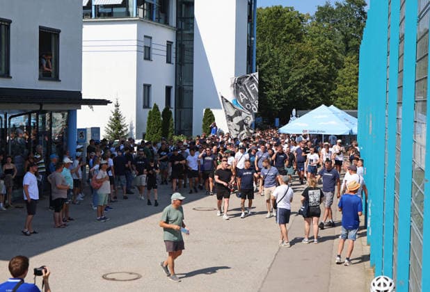 Fussball, Herren, Regionalliga Bayern, Saison 2026 2027, TSV 1860 München, Training Fanmarsch,Auflauf der Ultras, EV Anhänger am Trainingsgelände bei Training des TSV 1860 München, Gesänge, Anfeuern *** Soccer, Men s, Bavarian Regional League, 2026–2027 Season, TSV 1860 Munich, Training Session, Fan March, Ultras Gathering, EV Supporters at the Training Facility During TSV 1860 Munich s Training Session, Chants, Cheering