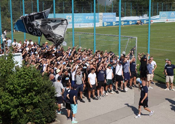 Fussball, Herren, Regionalliga Bayern, Saison 2026 2027, TSV 1860 München, Training Fanmarsch,Auflauf der Ultras, EV Anhänger am Trainingsgelände bei Training des TSV 1860 München, Gesänge, Anfeuern *** Soccer, Men s, Bavarian Regional League, 2026–2027 Season, TSV 1860 Munich, Training Session, Fan March, Ultras Gathering, EV Supporters at the Training Facility During TSV 1860 Munich s Training Session, Chants, Cheering