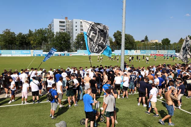 Fussball, Herren, Regionalliga Bayern, Saison 2026 2027, TSV 1860 München, Training Fanmarsch,Auflauf der Ultras, EV Anhänger am Trainingsgelände bei Training des TSV 1860 München, Gesänge, Anfeuern *** Soccer, Men s, Bavarian Regional League, 2026–2027 Season, TSV 1860 Munich, Training Session, Fan March, Ultras Gathering, EV Supporters at the Training Facility During TSV 1860 Munich s Training Session, Chants, Cheering