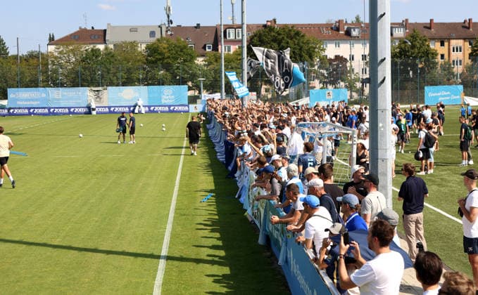 Fussball, Herren, Regionalliga Bayern, Saison 2026 2027, TSV 1860 München, Training Fanmarsch,Auflauf der Ultras, EV Anhänger am Trainingsgelände bei Training des TSV 1860 München, Gesänge, Anfeuern *** Soccer, Men s, Bavarian Regional League, 2026–2027 Season, TSV 1860 Munich, Training Session, Fan March, Ultras Gathering, EV Supporters at the Training Facility During TSV 1860 Munich s Training Session, Chants, Cheering