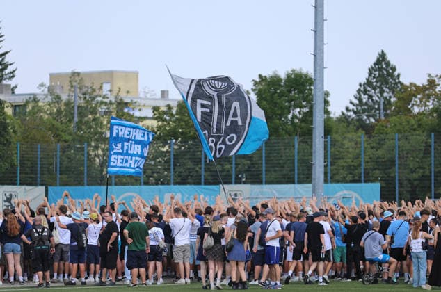 Fussball, Herren, Regionalliga Bayern, Saison 2026 2027, TSV 1860 München, Training Fanmarsch,Auflauf der Ultras, EV Anhänger am Trainingsgelände bei Training des TSV 1860 München, Gesänge, Anfeuern *** Soccer, Men s, Bavarian Regional League, 2026–2027 Season, TSV 1860 Munich, Training Session, Fan March, Ultras Gathering, EV Supporters at the Training Facility During TSV 1860 Munich s Training Session, Chants, Cheering
