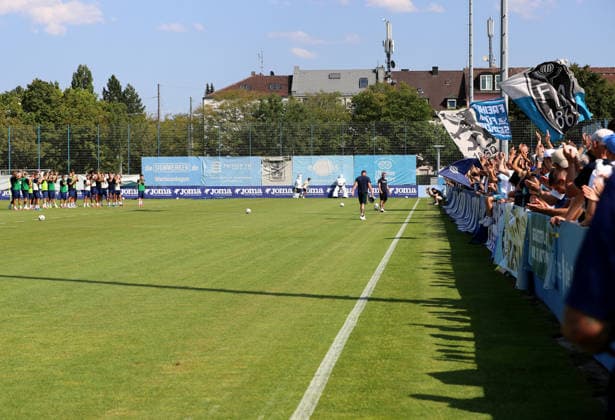 Fussball, Herren, Regionalliga Bayern, Saison 2026 2027, TSV 1860 München, Training Fanmarsch,Auflauf der Ultras, EV Anhänger am Trainingsgelände bei Training des TSV 1860 München, Gesänge, Anfeuern, links die Mannschaft die sich feiern lässt *** Soccer, Men s, Bavarian Regional League, 2026–2027 Season, TSV 1860 Munich, fan march to practice, Ultras gathering, EV supporters at the training facility during TSV 1860 Munich’s practice, chants, cheering; on the left, the team being celebrated