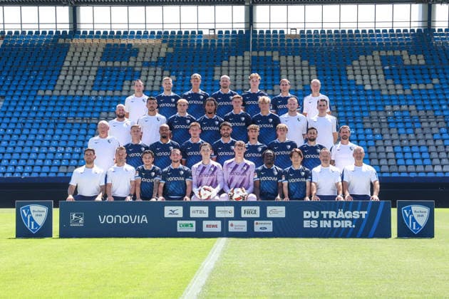 29.07.2026, Fussball, Saison 2026 2027, Porträttermin VfL Bochum, Mannschaftsfoto, hi. Reihe v.li. Torwarttrainer Sebastian Baumgartner (VfL Bochum), Karol Mets (VfL Bochum), Tom Meyer (VfL Bochum), Philipp Hofmann (VfL Bochum), Mats Pannewig (VfL Bochum), Michael Steinwender (VfL Bochum), Reha-Trainer Mathis Beckmann (VfL Bochum), 3. Reihe v. li. Co-Trainer Marc-AndrÃ Kruska (VfL Bochum), Co-Trainer Anthony Losilla (VfL Bochum), Mikkel Rakneberg (VfL Bochum), Yigit Karademir (VfL Bochum) Oliver Olsen (VfL Bochum), Lasse Isbruch (VfL Bochum), Teammanager Nico Böttcher (VfL Bochum), Mannschaftsarzt Dr. Ghani Hilal (VfL Bochum), 2. Reihe v. li. Trainer Uwe Rösler (VfL Bochum), Eins Cokaj (VfL Bochum), Manuel Mbom (VfL Bochum), Daniel Hanslik (VfL Bochum), Gerrit Holtmann (VfL Bochum), Alessandro Crimaldi (VfL Bochum), Kacper Koscierski (VfL Bochum), Berkan Taz (VfL Bochum), Direktor Lizenzfußball Simon Zoller (VfL Bochum) 1. Reihe v. li. Co-Trainer Alessandro Riedle (VfL Bochum), Leitung Athletiktrainer Björn Kadlubowski (VfL Bochum), Babis Drakas (VfL Bochum), Maximilian Wittek (VfL Bochum), Tino Casali (VfL Bochum), Hugo Rölleke (VfL Bochum), Darnell Keumo (VfL Bochum), Koji Miyoshi (VfL Bochum), Leistungsdiagnostiker Rexhep Kushutani (VfL Bochum), Zeugwart Andreas Pahl (VfL Bochum) Bochum Ruhrstadion Deutschland xRHR-FOTOx *** July 29, 2026, Soccer, 2026–2027 Season, VfL Bochum Photo Shoot, Team Photo, Back Row, From Left: Goalkeeper Coach Sebastian Baumgartner (VfL Bochum), Karol Mets (VfL Bochum), Tom Meyer (VfL Bochum), Philipp Hofmann (VfL Bochum), Mats Pannewig (VfL Bochum), Michael Steinwender (VfL Bochum), rehabilitation coach Mathis Beckmann (VfL Bochum), 3rd row, from left: assistant coach Marc André Kruska (VfL Bochum), assistant coach Anthony Losilla (VfL Bochum), Mikkel Rakneberg (VfL Bochum), Yigit Karademir (VfL Bochum), Oliver Olsen (VfL Bochum), Lasse Isbruch (VfL Bochum), team manager Nico Böttcher (VfL Bochum), team doctor Dr. Ghani Hilal (VfL Bochum), 2nd row, from left: Head Coach Uwe Rösler (VfL Bochum), Eins Cokaj (VfL Bochum), Manuel Mbom (VfL Bochum), Daniel Hanslik (VfL Bochum), Gerrit Holtmann (VfL Bochum), Alessandro Crimaldi (VfL Bochum), Kacper Koscierski (VfL Bochum), Berkan Taz (VfL Bochum), Director of Professional Soccer Simon Zoller (VfL Bochum); 1st row, from left: Assistant Coach Alessandro Riedle (VfL Bochum), Head Strength and Conditioning Coach Björn Kadlubowski (VfL Bochum), Babis Drakas, VfL Bochum; Maximilian Wittek, VfL Bochum; Tino Casali, VfL Bochum; Hugo Rölleke, VfL Bochum; Darnell Keumo, VfL Bochum; Koji Miyoshi, VfL Bochum; Performance Analyst Rexhep Kushutani, VfL Bochum; Equipment Manager Andreas Pahl, VfL Bochum; Bochum, Ruhrstadion, Germany; xRHR PHOTOx Copyright: RHR-FOTOx RHR-FOTO