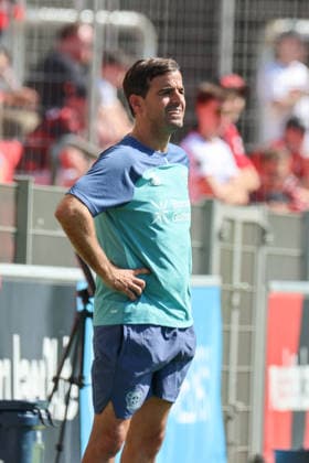 Leverkusen, Deutschland: 28.07.2026 - Testspiel - Bayer 04 Leverkusen vs. KRC Genk Im Bild: Cheftrainer Carles Martinez (Leverkusen) (DFL DFB REGULATIONS PROHIBIT ANY USE OF PHOTOGRAPHS as IMAGE SEQUENCES and or QUASI-VIDEO) *** *** Leverkusen, Germany, July 28, 2026, Friendly Match: Bayer 04 Leverkusen vs. KRC Genk. Pictured: Head Coach Carles Martinez, Leverkusen. DFL and DFB regulations prohibit any use of photographs as image sequences and or quasi-video. *** Copyright: HMBxMedia MadeleinexFantini