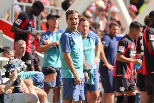 Leverkusen, Deutschland: 28.07.2026 - Testspiel - Bayer 04 Leverkusen vs. KRC Genk Im Bild: Cheftrainer Carles Martinez (Leverkusen) (DFL DFB REGULATIONS PROHIBIT ANY USE OF PHOTOGRAPHS as IMAGE SEQUENCES and or QUASI-VIDEO) *** *** Leverkusen, Germany, July 28, 2026, Friendly Match: Bayer 04 Leverkusen vs. KRC Genk. Pictured: Head Coach Carles Martinez, Leverkusen. DFL and DFB regulations prohibit any use of photographs as image sequences and or quasi-video. *** Copyright: HMBxMedia MadeleinexFantini