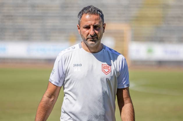 Training der Sportfreunde Siegen zur Saison 2026 2027 im Leimbachstadion auf dem Naturrasenplatz. Co-Trainer Mohamed Aslan (SI) Fussball Regionalliga West, Training, Sportfreunde Siegen, am 29.07.2026 in Siegen Deutschland. *** Sportfreunde Siegen training session for the 2026–2027 season at Leimbach Stadium on the natural grass field; Assistant Coach Mohamed Aslan; SI Soccer Regionalliga West; training; Sportfreunde Siegen; on July 29, 2026, in Siegen, Germany