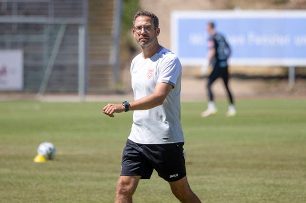 Training der Sportfreunde Siegen zur Saison 2026 2027 im Leimbachstadion auf dem Naturrasenplatz. Trainer Boris Schommers (SI) Fussball Regionalliga West, Training, Sportfreunde Siegen, am 29.07.2026 in Siegen Deutschland. *** Sportfreunde Siegen training session for the 2026–2027 season at Leimbach Stadium on the natural grass field; Coach Boris Schommers; SI Soccer Regionalliga West; training; Sportfreunde Siegen; on July 29, 2026, in Siegen, Germany