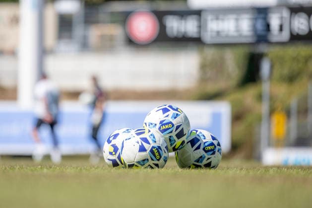 Training der Sportfreunde Siegen zur Saison 2026 2027 im Leimbachstadion auf dem Naturrasenplatz. Allgemein, Feature, Randmotiv, Fussbaelle (Fußbälle) von Jako liegen auf dem Naturrasen. Fussball Regionalliga West, Training, Sportfreunde Siegen, am 29.07.2026 in Siegen Deutschland. *** Sportfreunde Siegen training for the 2026–2027 season at Leimbach Stadium on the natural grass field General, Feature, Side Note, Soccer Balls: Jako soccer balls lie on the natural grass field; Regionalliga West, Training, Sportfreunde Siegen, on July 29, 2026, in Siegen, Germany