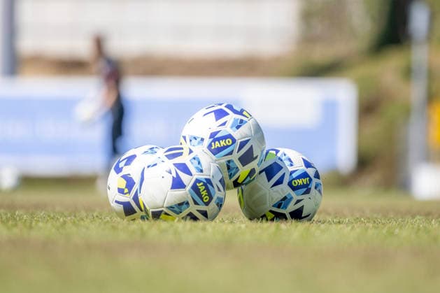 Training der Sportfreunde Siegen zur Saison 2026 2027 im Leimbachstadion auf dem Naturrasenplatz. Allgemein, Feature, Randmotiv, Fussbaelle (Fußbälle) von Jako liegen auf dem Naturrasen. Fussball Regionalliga West, Training, Sportfreunde Siegen, am 29.07.2026 in Siegen Deutschland. *** Sportfreunde Siegen training for the 2026–2027 season at Leimbach Stadium on the natural grass field General, Feature, Side Note, Soccer Balls: Jako soccer balls lie on the natural grass field; Regionalliga West, Training, Sportfreunde Siegen, on July 29, 2026, in Siegen, Germany
