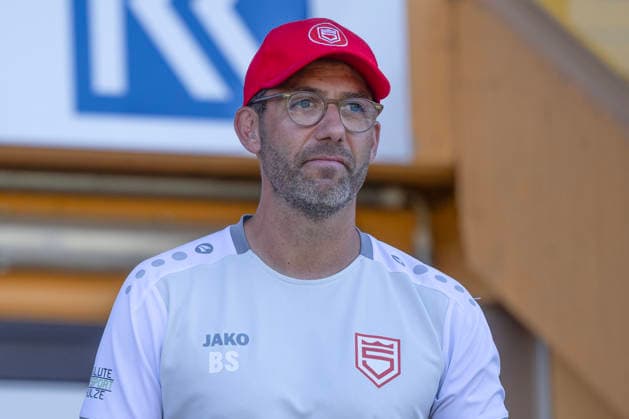 Training der Sportfreunde Siegen zur Saison 2026 2027 im Leimbachstadion auf dem Naturrasenplatz. Trainer Boris Schommers (SI) Fussball Regionalliga West, Training, Sportfreunde Siegen, am 29.07.2026 in Siegen Deutschland. *** Sportfreunde Siegen training session for the 2026–2027 season at Leimbach Stadium on the natural grass field; Coach Boris Schommers; SI Soccer Regionalliga West; training; Sportfreunde Siegen; on July 29, 2026, in Siegen, Germany