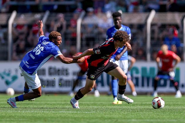 29.07.2026, Fußball, Bayer 04 Leverkusen - KRC Genk, Testspiel, Saison 2026 2027 im Ulrich-Haberland-Stadion: Kenan Haroun (KRC Genk) im Zweikampf gegen Jonah Berghoff (Bayer04 Leverkusen 26) DFB regulations prohibit any use of photographs as image sequences and or quasi-video. Nordrhein-Westfalen Deutschland *** July 29, 2026, Soccer, Bayer 04 Leverkusen vs. KRC Genk, Friendly Match, 2026–2027 season at Ulrich Haberland Stadium; Kenan Haroun of KRC Genk in a tackle against Jonah Berghoff of Bayer 04 Leverkusen; 26. DFB regulations prohibit any use of photographs as image sequences and or quasi-video; North Rhine-Westphalia, Germany