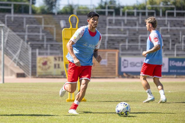 Training der Sportfreunde Siegen zur Saison 2026 2027 im Leimbachstadion auf dem Naturrasenplatz. Rikuhei Nabesaka (SI) Fussball Regionalliga West, Training, Sportfreunde Siegen, am 29.07.2026 in Siegen Deutschland. *** Sportfreunde Siegen training session for the 2026–2027 season at Leimbach Stadium on the natural grass field Rikuhei Nabesaka SI Soccer Regionalliga West, Training, Sportfreunde Siegen, on July 29, 2026, in Siegen, Germany