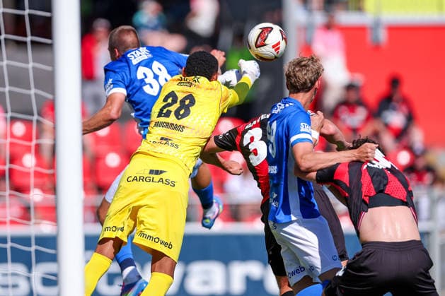 29.07.2026, Fußball, Bayer 04 Leverkusen - KRC Genk, Testspiel, Saison 2026 2027 im Ulrich-Haberland-Stadion: Torwart Lucca Brughmans (KRC Genk 28) verteidigt den Eckball DFB regulations prohibit any use of photographs as image sequences and or quasi-video. Nordrhein-Westfalen Deutschland *** July 29, 2026, Soccer, Bayer 04 Leverkusen vs. KRC Genk, Friendly Match, 2026–2027 Season at Ulrich Haberland Stadium; KRC Genk goalkeeper Lucca Brughmans, No. 28, defends the corner kick. DFB regulations prohibit any use of photographs as image sequences and or quasi-video. North Rhine-Westphalia, Germany