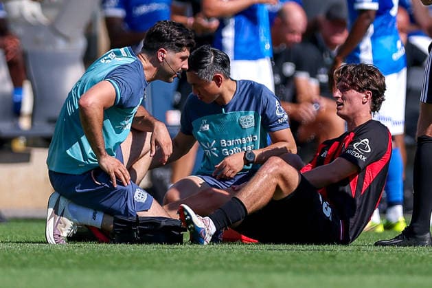 29.07.2026, Fußball, Bayer 04 Leverkusen - KRC Genk, Testspiel, Saison 2026 2027 im Ulrich-Haberland-Stadion: Tim Oermann (Bayer04 Leverkusen 15) verletzt auf dem Spielfeld liegend muss medizinisch am Knie versorgt werden DFB regulations prohibit any use of photographs as image sequences and or quasi-video. Nordrhein-Westfalen Deutschland *** July 29, 2026, Soccer, Bayer 04 Leverkusen vs. KRC Genk, Friendly Match, 2026–2027 season at Ulrich Haberland Stadium: Tim Oermann of Bayer 04 Leverkusen, number 15, is lying injured on the field and requires medical attention to his knee. DFB regulations prohibit any use of photographs as image sequences and or quasi-video. North Rhine-Westphalia, Germany