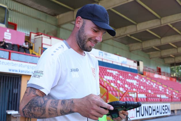 Training der Sportfreunde Siegen zur Saison 2026 2027 im Leimbachstadion auf dem Naturrasenplatz. Co-Trainer Marco Beier (SI) Fussball Regionalliga West, Training, Sportfreunde Siegen, am 29.07.2026 in Siegen Deutschland. *** Sportfreunde Siegen training session for the 2026–2027 season at Leimbach Stadium on the natural grass field; Assistant Coach Marco Beier; SI Soccer Regionalliga West; training; Sportfreunde Siegen; on July 29, 2026, in Siegen, Germany