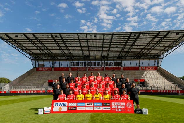 Rot-Weiss Essen; 3.Liga, Porträttermin 2026 2027 , Mannschaftsfoto, 4. Reihe von links: Manuel Lenz ( Torwart-Trainer Rot-Weiss Essen ), Tobias Schmidt ( Athletiktrainer Rot-Weiss Essen ), James Gnagnon ( Rot-Weiss Essen ), Jaka Cuber Potocnik ( Rot-Weiss Essen ), Ruben Reisig ( Rot-Weiss Essen ), Marek Janssen ( Rot-Weiss Essen ), Franci Bouebari ( Rot-Weiss Essen ), Matthias Gesenhues ( Leiter für Sportwissenschaften, Reha und Athletik Rot-Weiss Essen ), Carsten Wolters ( Team-Manager Rot-Weiss Essen ) 3. Reihe von links: Aaron Beißwenger ( Videoanalyst Rot-Weiss Essen ), Dominik Ernst ( Co-Trainer Rot-Weiss Essen ), Aiman Dardari ( Rot-Weiss Essen ), Janne Sietan ( Rot-Weiss Essen ), Semir Telalovic ( Rot-Weiss Essen ), Ben Hüning ( Rot-Weiss Essen ), Gianluca Swajkowski ( Rot-Weiss Essen ), Luca Bazzoli ( Rot-Weiss Essen ), Niklas Trottenberg ( Physiotherapeut Rot-Weiss Essen ), Jörg Mikoleit ( Athletiktrainer Rot-Weiss Essen ) 2. Reihe von links : Uwe Koschinat ( Chef-Trainer Rot-Weiss Essen ), Paul Freier ( Co-Trainer Rot-Weiss Essen ), Dickson Abiama ( Rot-Weiss Essen ), Jannik Hofmann ( Rot-Weiss Essen ), Lukas Brumme ( Rot-Weiss Essen ), Tony Menzel ( Rot-Weiss Essen ), Max Geschwill ( Rot-Weiss Essen ), Marvin Obuz ( Rot-Weiss Essen ), Dominik Götz ( Equipment Manager Rot-Weiss Essen ), Alexander Dolls ( Physiotherapeut Rot-Weiss Essen ) 1. Reihe von links: Michael Kostka ( Rot-Weiss Essen ), Ekin Celebi ( Rot-Weiss Essen ), Romero Gerres ( Rot-Weiss Essen ), Felix Wienand ( Rot-Weiss Essen ), Jakob Golz ( Rot-Weiss Essen ), Malte Brüning ( Rot-Weiss Essen ), Jose-Enrique Rios Alonso ( Rot-Weiss Essen ), Noah Pesch ( Rot-Weiss Essen ) *** Rot Weiss Essen 3rd Division, 2026–2027 Team Photo Shoot, Team Photo, 4th row from the left: Manuel Lenz, Goalkeeper Coach, Rot Weiss Essen; Tobias Schmidt, Athletic Trainer, Rot Weiss Essen; James Gnagnon, Rot-Weiss Essen; Jaka Cuber Potocnik, Rot-Weiss Essen; Ruben Reisig, Rot-Weiss Essen; Marek Janssen, Rot-Weiss Essen; Franci Bouebari, Rot-Weiss Essen; Matthias Gesenhues, Head of Sports Science, Rehabilitation, and Athletic Training, Rot-Weiss Essen; Carsten Wolters, Team Manager, Rot-Weiss Essen; 3rd row from the left: Aaron Beißwenger, Video Analyst, Rot-Weiss Essen; Dominik Ernst, Assistant Coach, Rot-Weiss Essen; Aiman Dardari, Rot-Weiss Essen; Janne Sietan, Rot Weiss Essen; Semir Telalovic, Rot Weiss Essen; Ben Hüning, Rot Weiss Essen; Gianluca Swajkowski, Rot Weiss Essen; Luca Bazzoli, Rot Weiss Essen; Niklas Trottenberg, Physical Therapist, Rot-Weiss Essen; Jörg Mikoleit, Strength and Conditioning Coach, Rot-Weiss Essen. Second row from left: Uwe Koschinat, Head Coach, Rot-Weiss Essen; Paul Freier, Assistant Coach, Rot-Weiss Essen; Dickson Abiama, Rot-Weiss Essen; Jannik Hofmann, Rot Weiss Essen; Lukas Brumme, Rot Weiss Essen; Tony Menzel, Rot Weiss Essen; Max Geschwill, Rot Weiss Essen; Marvin Obuz, Rot Weiss Essen; Dominik Götz, Equipment Manager, Rot Weiss Essen; Alexander Doll, Physical Therapist, Rot-Weiss Essen; 1st row from left: Michael Kostka, Rot-Weiss Essen; Ekin Celebi, Rot-Weiss Essen; Romero Gerres, Rot-Weiss Essen; Felix Wienand, Rot-Weiss Essen; Jakob Golz, Rot-Weiss Essen; Malte Brüning, Rot-Weiss Essen; Jose Enrique Rios Alonso, Rot-Weiss Essen; Noah Pesch, Rot-Weiss Essen