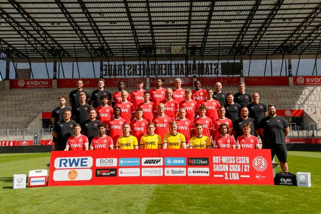 Rot-Weiss Essen; 3.Liga, Porträttermin 2026 2027 , Mannschaftsfoto, 4. Reihe von links: Manuel Lenz ( Torwart-Trainer Rot-Weiss Essen ), Tobias Schmidt ( Athletiktrainer Rot-Weiss Essen ), James Gnagnon ( Rot-Weiss Essen ), Jaka Cuber Potocnik ( Rot-Weiss Essen ), Ruben Reisig ( Rot-Weiss Essen ), Marek Janssen ( Rot-Weiss Essen ), Franci Bouebari ( Rot-Weiss Essen ), Matthias Gesenhues ( Leiter für Sportwissenschaften, Reha und Athletik Rot-Weiss Essen ), Carsten Wolters ( Team-Manager Rot-Weiss Essen ) 3. Reihe von links: Aaron Beißwenger ( Videoanalyst Rot-Weiss Essen ), Dominik Ernst ( Co-Trainer Rot-Weiss Essen ), Aiman Dardari ( Rot-Weiss Essen ), Janne Sietan ( Rot-Weiss Essen ), Semir Telalovic ( Rot-Weiss Essen ), Ben Hüning ( Rot-Weiss Essen ), Gianluca Swajkowski ( Rot-Weiss Essen ), Luca Bazzoli ( Rot-Weiss Essen ), Niklas Trottenberg ( Physiotherapeut Rot-Weiss Essen ), Jörg Mikoleit ( Athletiktrainer Rot-Weiss Essen ) 2. Reihe von links : Uwe Koschinat ( Chef-Trainer Rot-Weiss Essen ), Paul Freier ( Co-Trainer Rot-Weiss Essen ), Dickson Abiama ( Rot-Weiss Essen ), Jannik Hofmann ( Rot-Weiss Essen ), Lukas Brumme ( Rot-Weiss Essen ), Tony Menzel ( Rot-Weiss Essen ), Max Geschwill ( Rot-Weiss Essen ), Marvin Obuz ( Rot-Weiss Essen ), Dominik Götz ( Equipment Manager Rot-Weiss Essen ), Alexander Dolls ( Physiotherapeut Rot-Weiss Essen ) 1. Reihe von links: Michael Kostka ( Rot-Weiss Essen ), Ekin Celebi ( Rot-Weiss Essen ), Romero Gerres ( Rot-Weiss Essen ), Felix Wienand ( Rot-Weiss Essen ), Jakob Golz ( Rot-Weiss Essen ), Malte Brüning ( Rot-Weiss Essen ), Jose-Enrique Rios Alonso ( Rot-Weiss Essen ), Noah Pesch ( Rot-Weiss Essen ) *** Rot Weiss Essen 3rd Division, 2026–2027 Team Photo Shoot, Team Photo, 4th row from the left: Manuel Lenz, Goalkeeper Coach, Rot Weiss Essen; Tobias Schmidt, Athletic Trainer, Rot Weiss Essen; James Gnagnon, Rot-Weiss Essen; Jaka Cuber Potocnik, Rot-Weiss Essen; Ruben Reisig, Rot-Weiss Essen; Marek Janssen, Rot-Weiss Essen; Franci Bouebari, Rot-Weiss Essen; Matthias Gesenhues, Head of Sports Science, Rehabilitation, and Athletic Training, Rot-Weiss Essen; Carsten Wolters, Team Manager, Rot-Weiss Essen; 3rd row from the left: Aaron Beißwenger, Video Analyst, Rot-Weiss Essen; Dominik Ernst, Assistant Coach, Rot-Weiss Essen; Aiman Dardari, Rot-Weiss Essen; Janne Sietan, Rot Weiss Essen; Semir Telalovic, Rot Weiss Essen; Ben Hüning, Rot Weiss Essen; Gianluca Swajkowski, Rot Weiss Essen; Luca Bazzoli, Rot Weiss Essen; Niklas Trottenberg, Physical Therapist, Rot-Weiss Essen; Jörg Mikoleit, Strength and Conditioning Coach, Rot-Weiss Essen. Second row from left: Uwe Koschinat, Head Coach, Rot-Weiss Essen; Paul Freier, Assistant Coach, Rot-Weiss Essen; Dickson Abiama, Rot-Weiss Essen; Jannik Hofmann, Rot Weiss Essen; Lukas Brumme, Rot Weiss Essen; Tony Menzel, Rot Weiss Essen; Max Geschwill, Rot Weiss Essen; Marvin Obuz, Rot Weiss Essen; Dominik Götz, Equipment Manager, Rot Weiss Essen; Alexander Doll, Physical Therapist, Rot-Weiss Essen; 1st row from left: Michael Kostka, Rot-Weiss Essen; Ekin Celebi, Rot-Weiss Essen; Romero Gerres, Rot-Weiss Essen; Felix Wienand, Rot-Weiss Essen; Jakob Golz, Rot-Weiss Essen; Malte Brüning, Rot-Weiss Essen; Jose Enrique Rios Alonso, Rot-Weiss Essen; Noah Pesch, Rot-Weiss Essen
