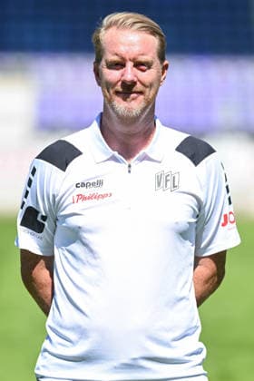 Porträttermin 2026 2027, VfL Osnabrück am 29.07.2026 an der Bremer Brücke in Osnabrück Trainer Timo Schultz (VfL Osnabrück) *** Portrait Session 2026–2027, VfL Osnabrück team photo on July 29, 2026, at the Bremer Brücke in Osnabrück; Coach Timo Schultz, Osnabrück MT