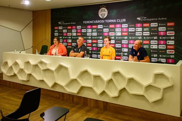 Budapest , 29-07-2026 , Groupama Arena , season 2026 2027 , UEFA Europa League play-off football , pressconference FC Twente , picture shows tolk FC Twente coach John van den Brom FC Twente player Daan Rots, pressofficer Richard Peters Pressconference Twente in Budapest  x205308350x Copyright: