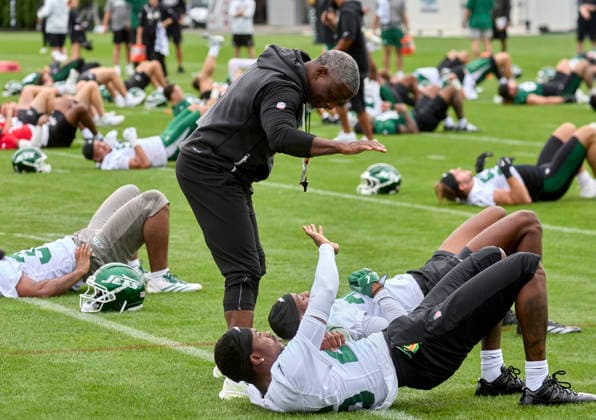 New York Jets head coach Aaron Glenn greeting players during training camp at the Atlantic Health Jets Training Center, Florham Park, New Jersey. CSM Florham Park United States - ZUMAc04_ 20260729_zma_c04_001 Copyright: xDuncanxWilliamsx