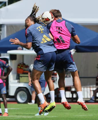 29.07.2026, FC Bayern Muenchen, Trainingslager am Tegernsee , Fussball, im Bild: Sacha Boey (FC Bayern Muenchen) vs Joao Palhinha (FC Bayern Muenchen) *** July 29, 2026, FC Bayern Munich, Training Camp at Lake Tegernsee, Soccer, Sports, Pictured: Sacha Boey (FC Bayern Munich) vs. Joao Palhinha (FC Bayern Munich)