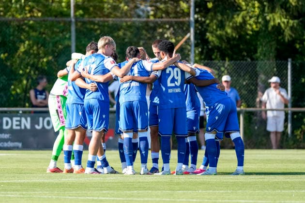 Spieler der TSG 1899 Hoffenheim, schwören sich mit einem Mannschaftskreis vor dem Anpfiff ein, Kreis, Teamkreis, Konzentration, Kameradschaft, Ansprache, Motivation, 29.07.2026, Zuzenhausen (Deutschland), Fussball, Testspiel, TSG 1899 Hoffenheim - Holstein Kiel, DFB DFL REGULATIONS PROHIBIT ANY USE OF PHOTOGRAPHS AS IMAGE SEQUENCES AND OR QUASI-VIDEO. *** TSG 1899 Hoffenheim players gather in a team huddle before kickoff; huddle, team huddle, concentration, camaraderie, pep talk, motivation, July 29, 2026, Zuzenhausen, Germany, soccer, friendly match, TSG 1899 Hoffenheim vs. Holstein Kiel, DFB and DFL regulations prohibit any use of photographs as image sequences and or quasi-video xozx