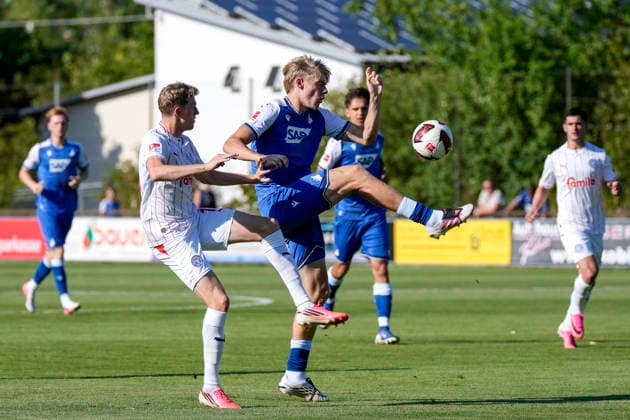 v.li.: Alexander Bernhardsson (Kiel, 11), Nathan De Cat (Hoffenheim, 17, Neuzugang), Zweikampf, Spielszene, Duell, duel, tackle, tackling, Dynamik, Action, Aktion, 29.07.2026, Zuzenhausen (Deutschland), Fussball, Testspiel, TSG 1899 Hoffenheim - Holstein Kiel, DFB DFL REGULATIONS PROHIBIT ANY USE OF PHOTOGRAPHS AS IMAGE SEQUENCES AND OR QUASI-VIDEO. *** From left: Alexander Bernhardsson (Kiel), 11; Nathan De Cat (Hoffenheim), 17; new signing; tackle; game scene; duel; tackle; tackling; dynamic; action; July 29, 2026, Zuzenhausen, Germany, soccer, friendly match, TSG 1899 Hoffenheim vs. Holstein Kiel, DFB and DFL regulations prohibit any use of photographs as image sequences and or quasi-video xozx