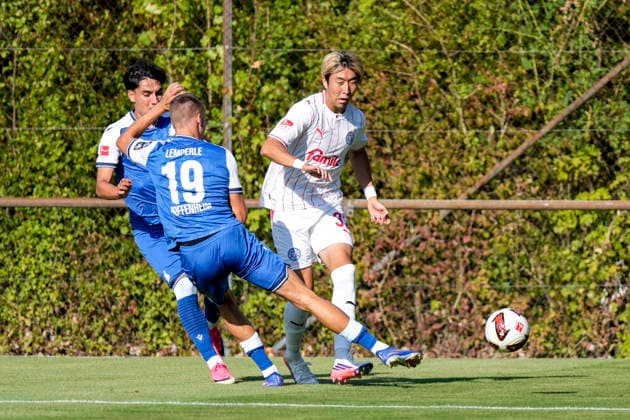 v.li.: Deniz Zeitler (Hoffenheim, 38), Tim Lemperle (Hoffenheim, 19), Hiroki Sekine (Kiel, 32), Zweikampf, Spielszene, Duell, duel, tackle, tackling, Dynamik, Action, Aktion, 29.07.2026, Zuzenhausen (Deutschland), Fussball, Testspiel, TSG 1899 Hoffenheim - Holstein Kiel, DFB DFL REGULATIONS PROHIBIT ANY USE OF PHOTOGRAPHS AS IMAGE SEQUENCES AND OR QUASI-VIDEO. *** v li Deniz Zeitler Hoffenheim, 38, Tim Lemperle Hoffenheim, 19, Hiroki Sekine Kiel, 32, tackle, game scene, duel, tackle, tackling, dynamics, action, 07 29 2026, Zuzenhausen, Germany, soccer, friendly match, TSG 1899 Hoffenheim vs. Holstein Kiel, DFB and DFL regulations prohibit any use of photographs as image sequences and or quasi-video xozx