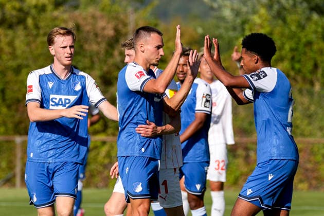 v.li.: Mats Rots (Hoffenheim, 39, Neuzugang), Tim Lemperle (Hoffenheim, 19), Natnael Abraha (Hoffenheim, 29), Spieler der TSG 1899 Hoffenheim, jubeln über das Tor zum 1:0, Jubel, Torjubel, Torerfolg, celebrate the goal, goal, celebration, jubelt ueber das Tor, Freuen, Freude, freut sich, optimistisch, positiv, Spielszene, Highlight, Action, Aktion, 29.07.2026, Zuzenhausen (Deutschland), Fussball, Testspiel, TSG 1899 Hoffenheim - Holstein Kiel, DFB DFL REGULATIONS PROHIBIT ANY USE OF PHOTOGRAPHS AS IMAGE SEQUENCES AND OR QUASI-VIDEO. *** From left: Mats Rots (Hoffenheim), 39, new signing; Tim Lemperle (Hoffenheim), 19; Natnael Abraha (Hoffenheim), 29; players from TSG 1899 Hoffenheim celebrating the 1-0 goal, Celebration, goal celebration, scoring a goal, celebrate the goal, goal, celebration, celebrating the goal, joy, happiness, happy, optimistic, positive, game scene, highlight, action, 07 29 2026, Zuzenhausen, Germany, soccer, friendly match, TSG 1899 Hoffenheim vs. Holstein Kiel, DFB and DFL regulations prohibit any use of photographs as image sequences and or quasi-video xozx