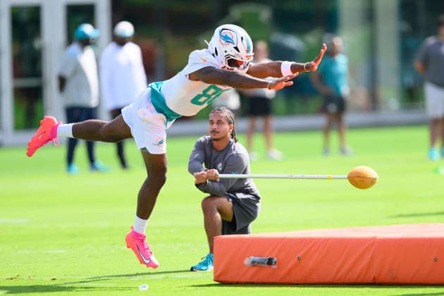 MIAMI GARDENS, FL - JULY 29: Miami Dolphins wide receiver Terrace Marshall Jr. (86) dives on a mat during the Miami Dolphins Training Camp on August 29, 2026, at the Baptist Health Training Complex in Miami Gardens, FL. (Photo by Doug Murray Icon Sportswire) NFL, American Football Herren, USA JUL 29 Dolphins Training Camp EDITORIAL USE ONLY Icon796260729002