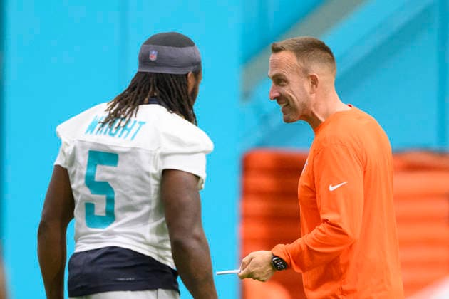 MIAMI GARDENS, FL - JULY 29: Miami Dolphins head coach Jeff Hafley talks with Miami Dolphins running back Jaylen Wright (5) during the Miami Dolphins Training Camp on August 29, 2026, at the Baptist Health Training Complex in Miami Gardens, FL. (Photo by Doug Murray Icon Sportswire) NFL, American Football Herren, USA JUL 29 Dolphins Training Camp EDITORIAL USE ONLY Icon796260729006